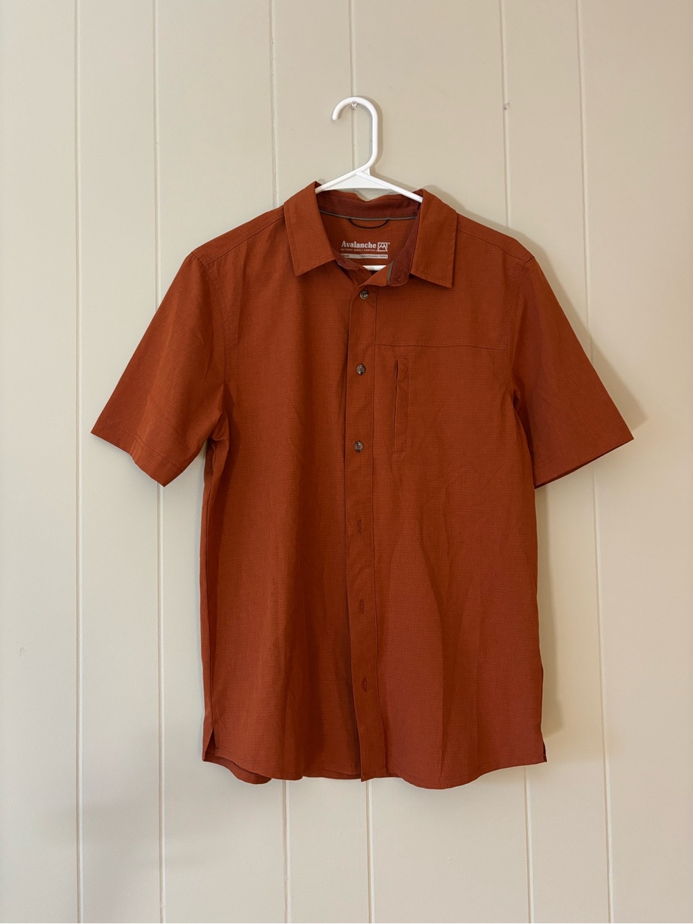 Avalanche Men’s Short Sleeve Button-Up Shirt in Rust
